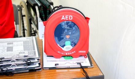 オムロンのAED「HDF-3500」も、万一に備えて救護所で待機