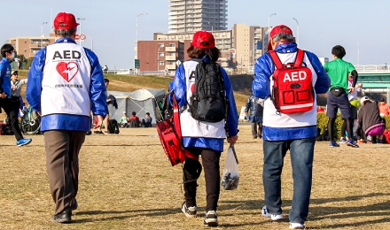 AEDとともにコース上の待機場所を目指す救護スタッフ