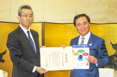 黒岩神奈川県知事からAEDクリアファイル寄附に関する感謝状が贈呈された