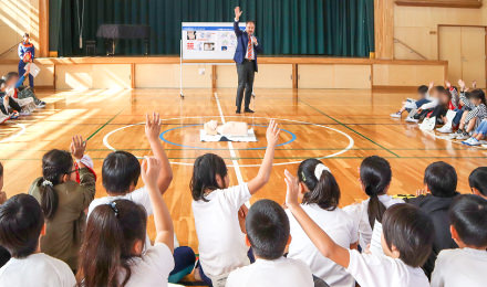 元気よく手をあげる児童たちのイメージ