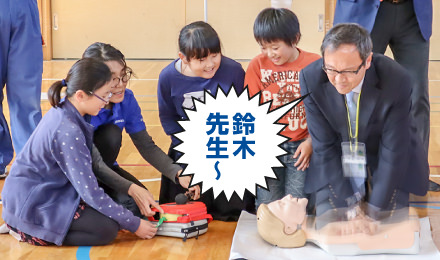 校長先生の鬼気迫る胸骨圧迫のイメージ