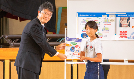 神奈川県健康医療局 保健医療部の前田部長から児童代表へクリアファイル贈呈のイメージ