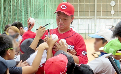 野球教室終了後、サイン攻めでもみくちゃになる横山さんの様子