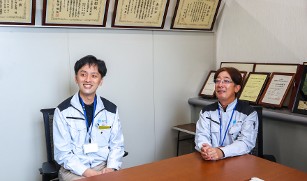 お話を伺った、生産管理本部 品質環境安全部 谷口 哲也 担当部長(右)と生産管理本部 谷邑 太 係長(左)